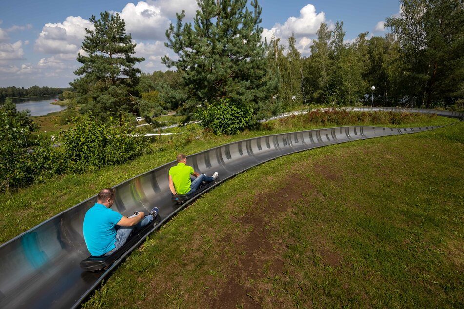 Auf der Sommerrodelbahn am Stausee Oberwald könnt Ihr über sieben Kurve ins Tal sausen.