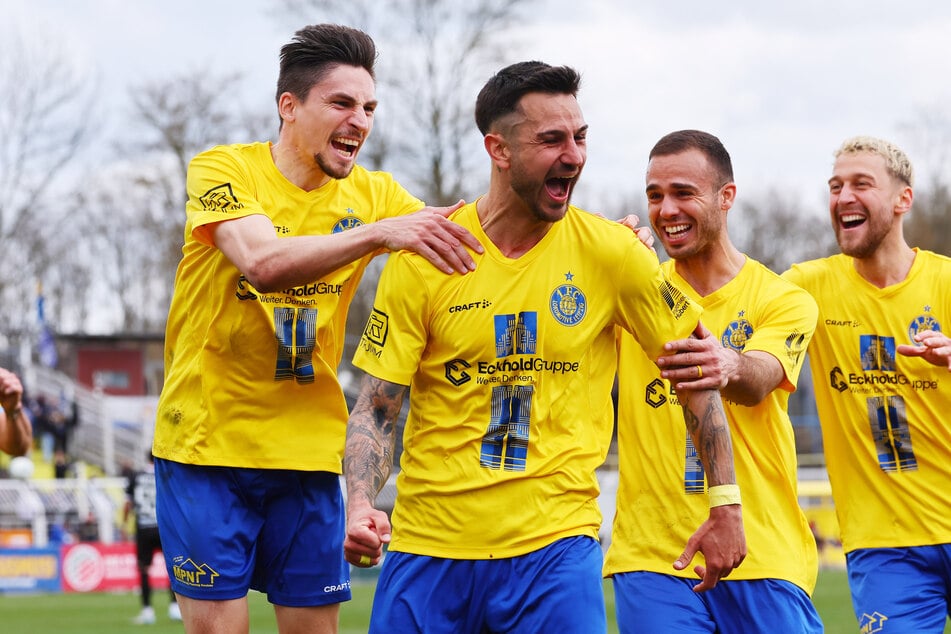 Alexander Siebeck (32, l.) und Lok Leipzig stehen an der Tabellenspitze der Regionalliga Nordost und hoffen auf den Aufstieg.