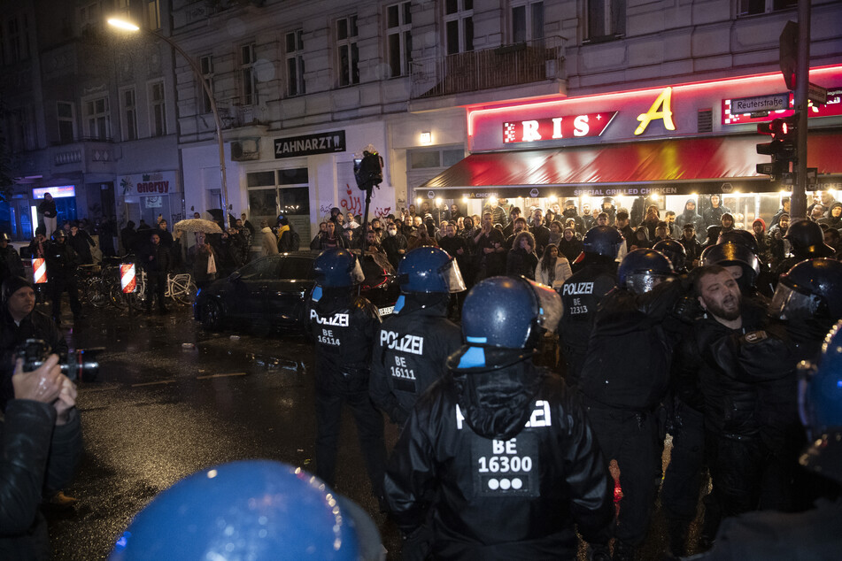 In Berlin-Neukölln hatten sich am späten Samstagabend etwa 50 Menschen zu einer laut Polizei pro-palästinensischen Demo versammelt.
