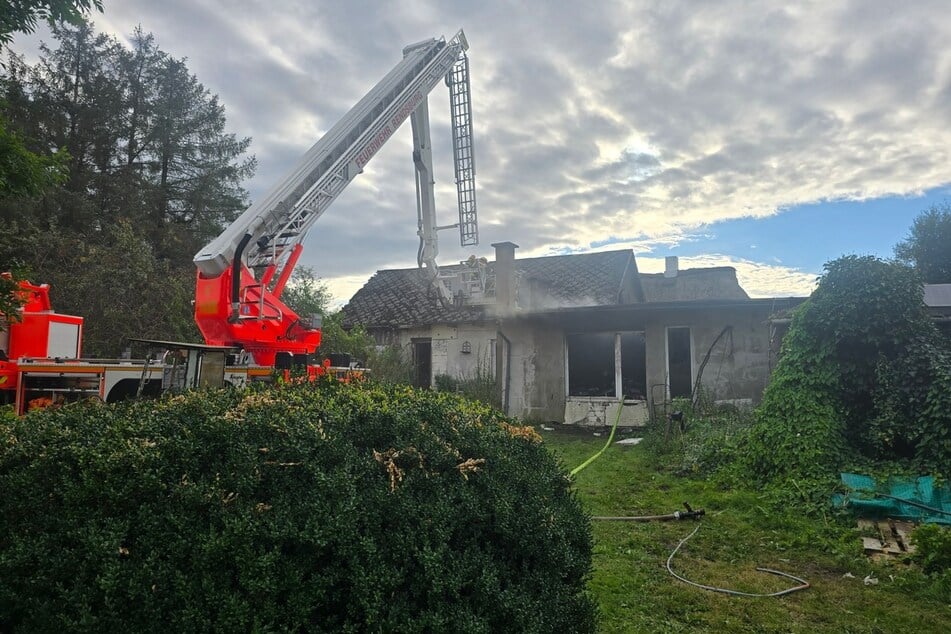 Die Feuerwehr kämpfte mehrere Stunden mit mehreren Glutnestern.