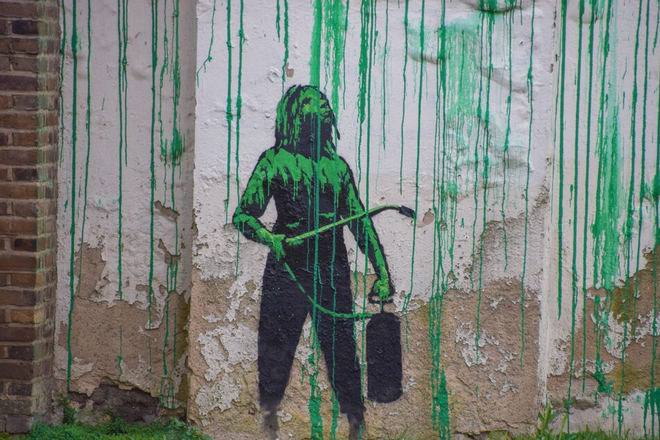 Das neu aufgetauchte Werk ist im typischen Stil des Künstlers Banksy gestaltet.