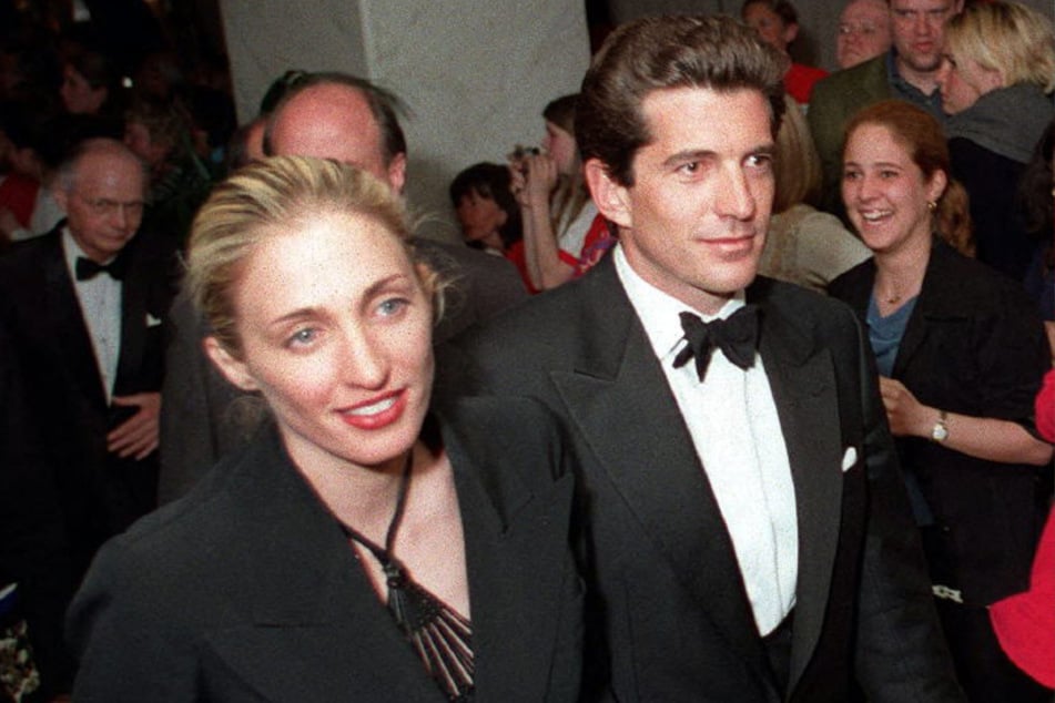 Der US-amerikanische Jurist John F. Kennedy Jr. (†38) und die Publizistin Carolyn Bessette (†33) gaben sich 1996 das "Ja"-Wort.