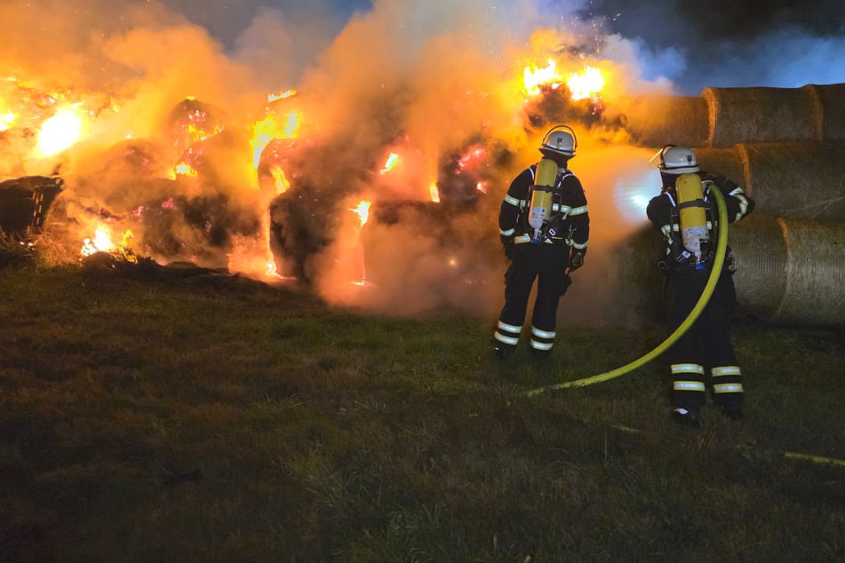 Hamburg: Feuerwehr kämpft seit Stunden! 200 Strohballen stehen in Flammen