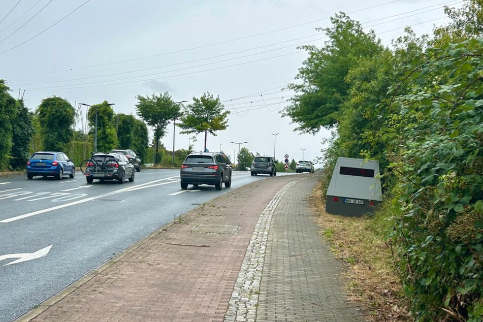 Auf der Bergstraße stadtauswärts überwacht Dresdens Superblitzer die Einhaltung von Tempo 50.
