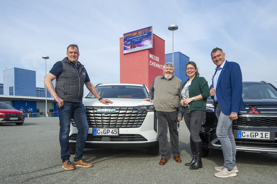 Michael Tropschug (2.v.l.) veranlasste, dass die Automesse wieder in Chemnitz stattfindet.