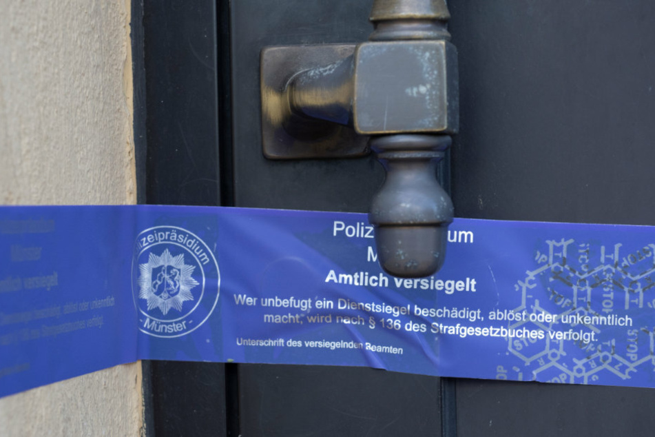 Ein Siegel des Polizeipräsidiums Münster klebt an einer Haustüre in Finowfurt, einem Ortsteil der Gemeinde Schorfheide.
