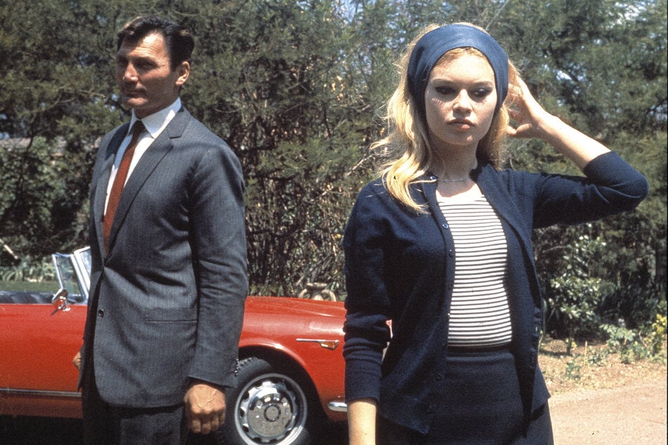 Bardot mit dem Schauspieler Jack Palance (†87) während der Dreharbeiten zu dem Film "Le Mepris" ("Verachtung") in Rom 1963.