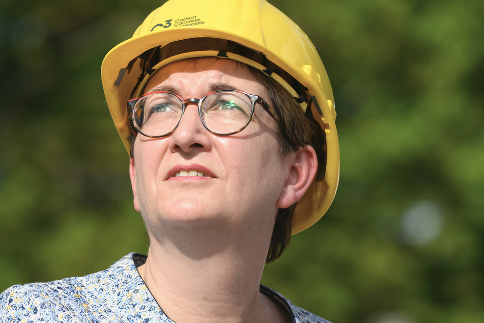 Bundesbauministerin Klara Geywitz (48, SPD) half beim Bau der neuen Carbonbeton-Halle direkt mit.