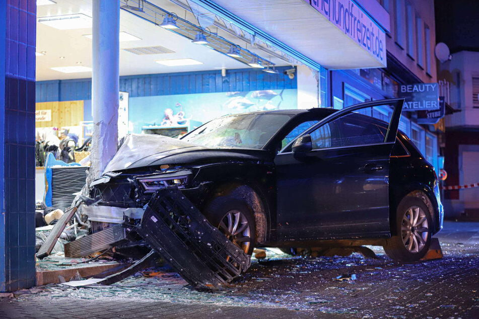 Ein SUV-Fahrer (30) ist in Wuppertal mit seinem Audi Q5 im Schaufenster eines Geschäfts gekracht. Der Mann wurde bei dem Unfall leicht verletzt.