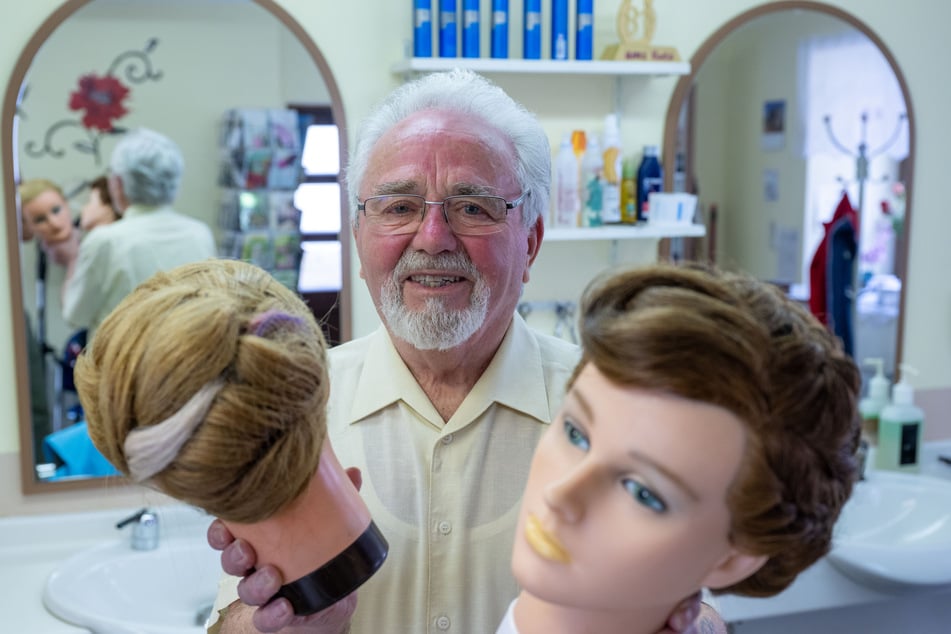 Mit Haarschnitten und Frisuren kennt sich Walther Heineck (81) aus, er ist seit fast 60 Jahren Friseurmeister.