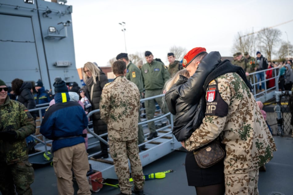 Die Crew der "Hamburg" wurde von Freunden und Familien mit offenen Armen empfangen.