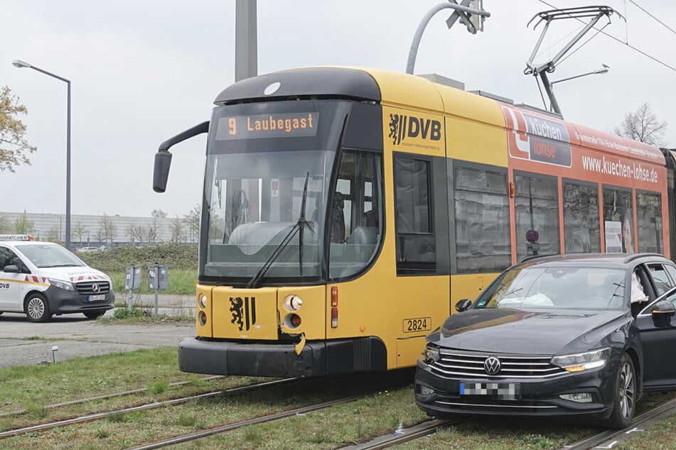 Unfall in Dresden-Pieschen: VW wird von Straßenbahn ins Gleisbett geschoben