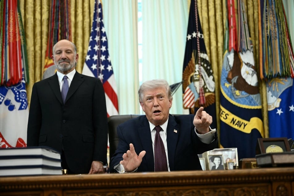 President Donald Trump and Commerce Secretary Howard Lutnick (l.) in the Oval Office of the White House in Washington, DC, on March 31, 2026.