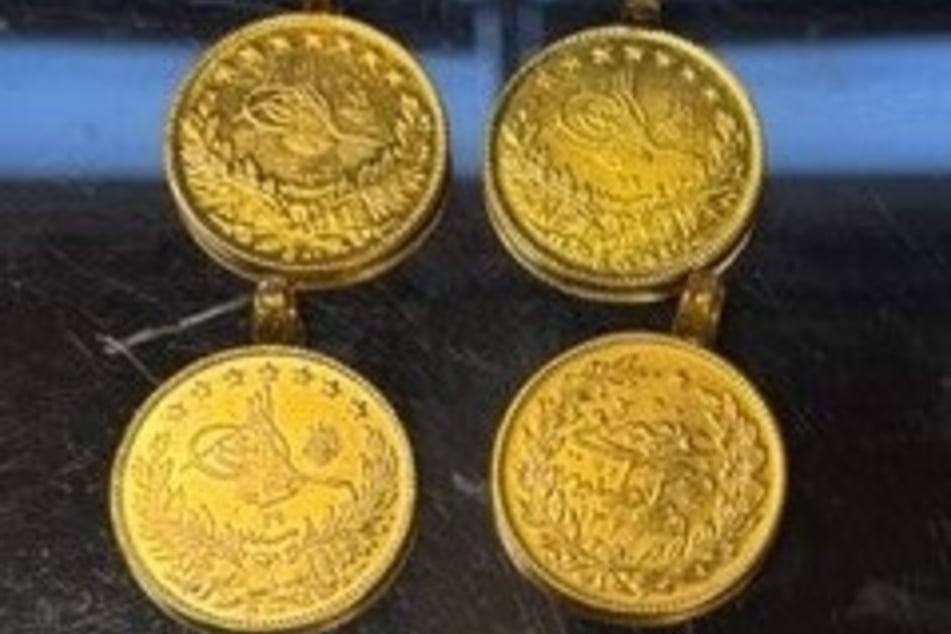 Diese vier Goldmünzen fanden die Zollbeamten bei einem 86-jährigen Rentner am Flughafen Köln/Bonn.