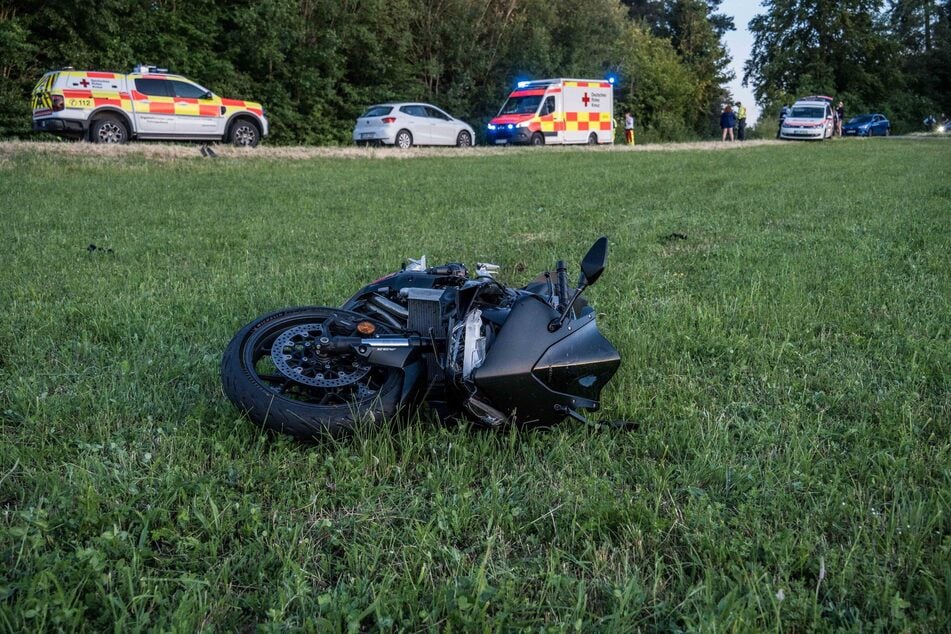 Das Motorrad wurde in den Grünstreifen geschleudert.