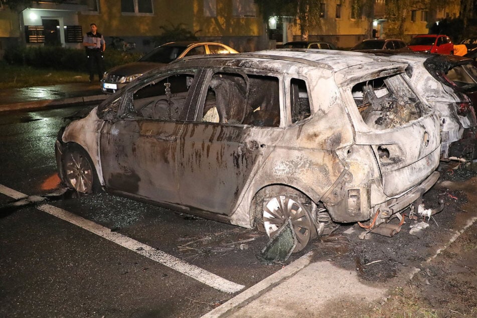 Dresden: Autos brennen lichterloh: Polizei sucht nach Brandstiftern