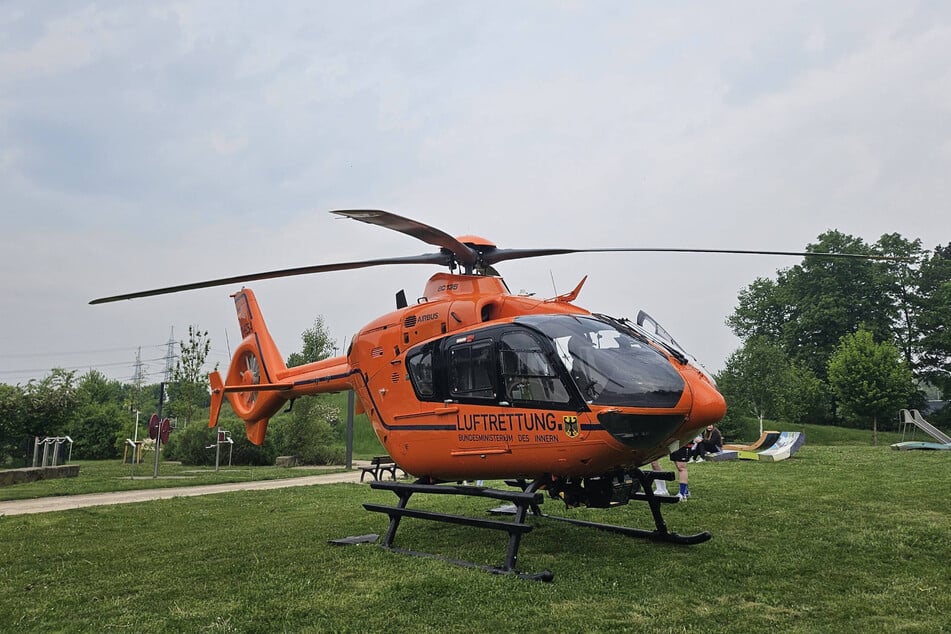 Die schwerverletzte Frau wurde mit einem Rettungshubschrauber in eine Klinik gebracht, wo sie kurz darauf verstarb.