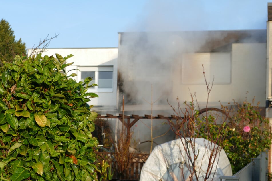 Aus dem betroffenen Haus stieg zwischenzeitlich starker Rauch empor.