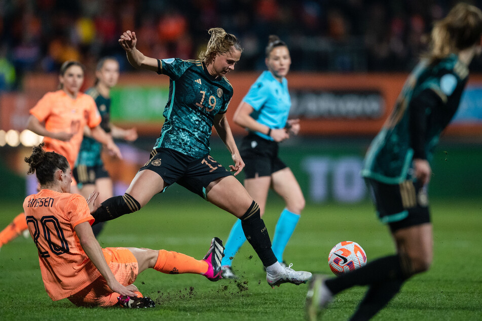 Die Niederländerin Dominique Janssen (l.) versucht der Deutschen Klara Bühl den Ball abzunehmen.