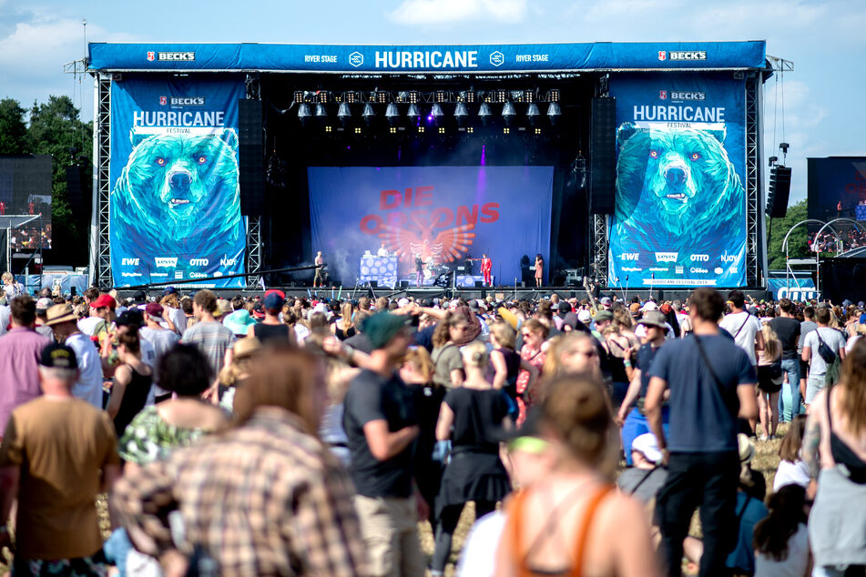 Festivalbesucher hören auf dem Hurricane Festival 2019 das Konzert der deutschen Hip-Hop-Gruppe "Die Orsons". (Archivbild)