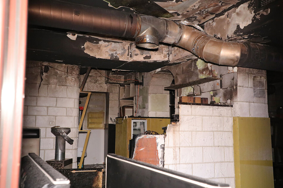 Der Innenraum der Shisha-Lounge Magnolia wurde von den Flammen schwer beschädigt. Der entstandene Sachschaden ist noch nicht bekannt.
