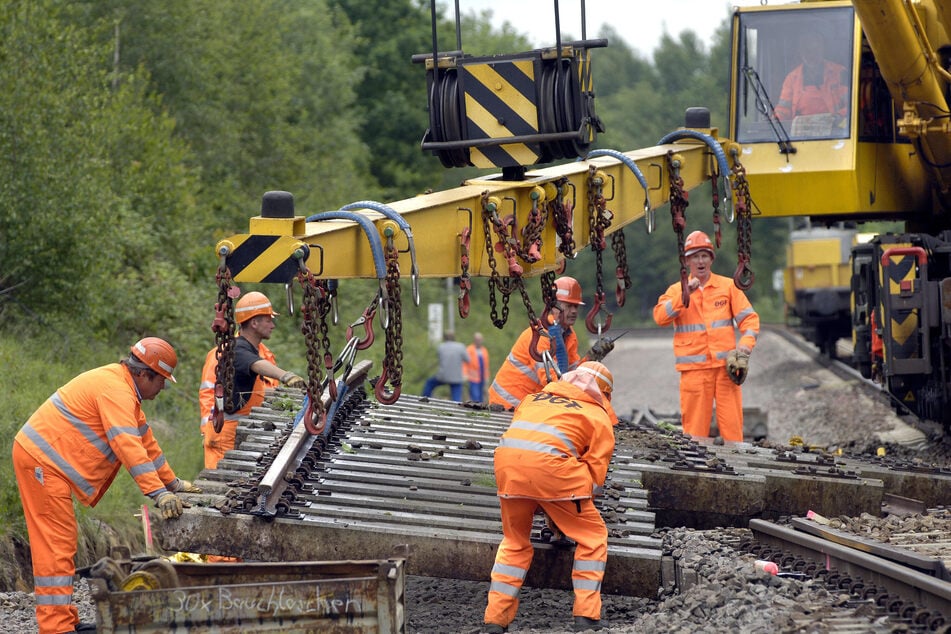 Gleisbauarbeiten auf der Bahnstrecke Chemnitz nach Leipzig im Abschnitt Oberer Bahnhof Wittgensdorf. Hier werden gerade Weichen mittels eines Krans und einer Traverse in das neue Gleisbett eingepasst.