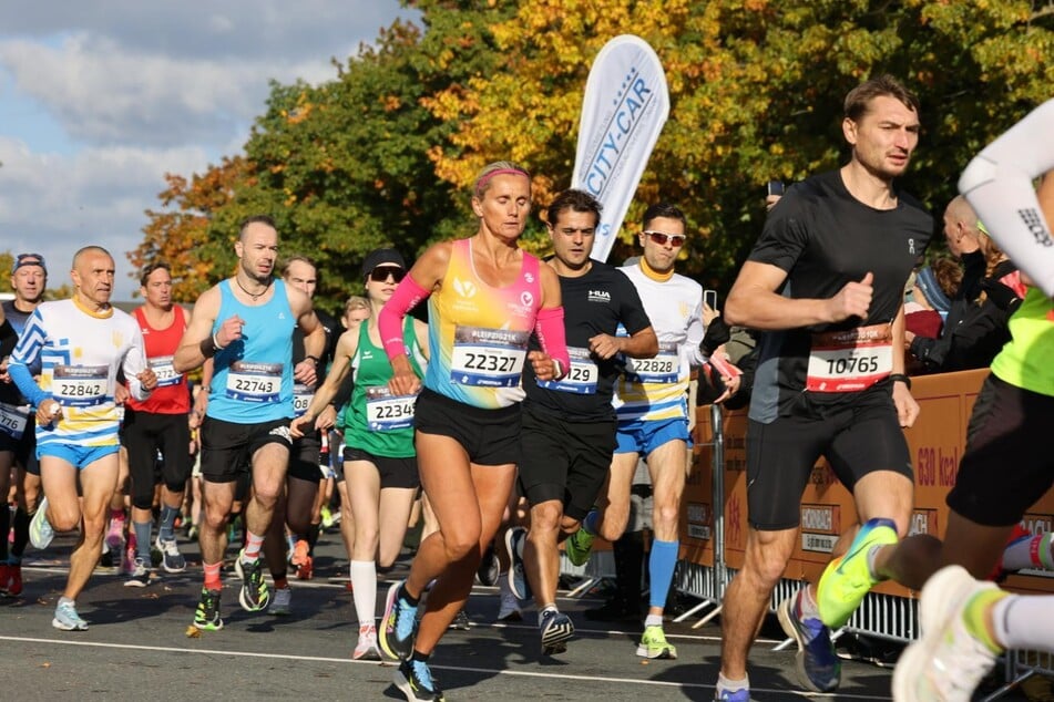 Yvonne van Vlerken (45, buntes Oberteil) beendete später als erste Frau den Halbmarathon. Mit einer Spitzenzeit von 1:19:15 lief sie durchs Ziel.