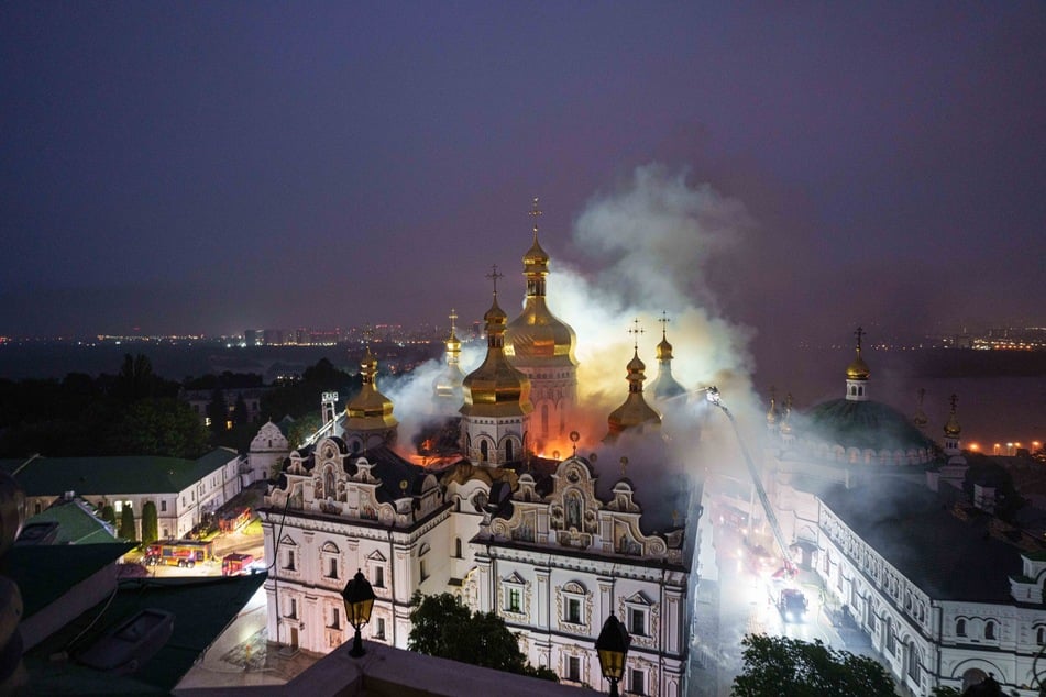 Das zum Weltkulturerbe zählende Höhlenkloster in Kiew ist infolge russischer Luftangriffe in Brand geraten.