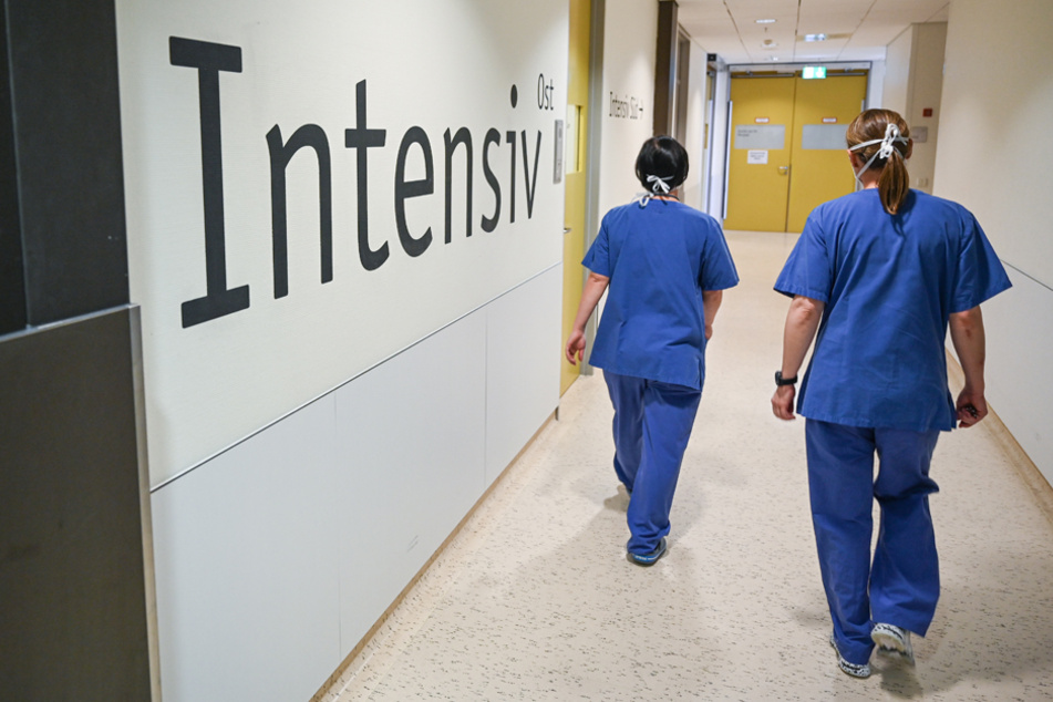 Wegen des Verdachts des Ausbruchs der Corona-Mutation B.1.1.7 hat das Klinikum Bayreuth seine Häuser geschlossen. (Symbolbild)