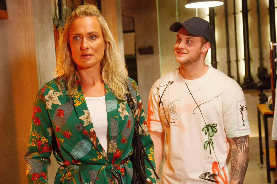 Jonas versucht, seinen Trip vor Maren zu verbergen.