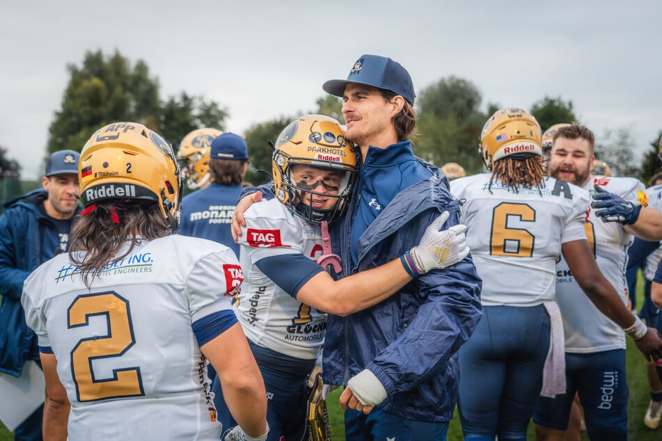 Justin Miller (27, M.) war natürlich mit vor Ort, freute sich hier mit Konstantin Stricker (21) über dessen Touchdown.