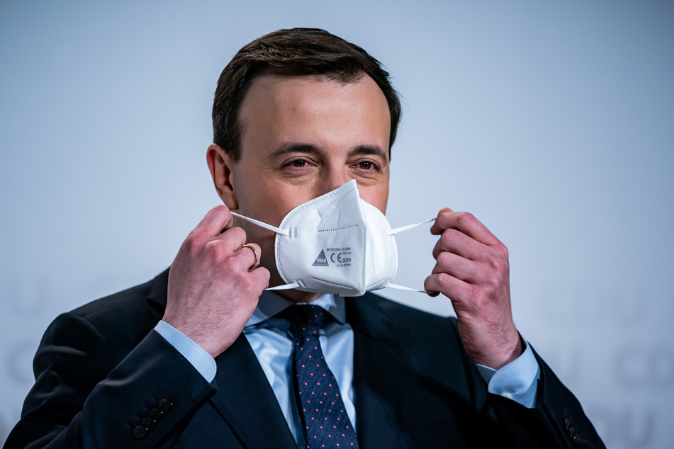 Paul Ziemiak (35), CDU-Generalsekretär, nimmt seine Maske nach einer Pressekonferenz vor dem digitalen Bundesparteitag der CDU.