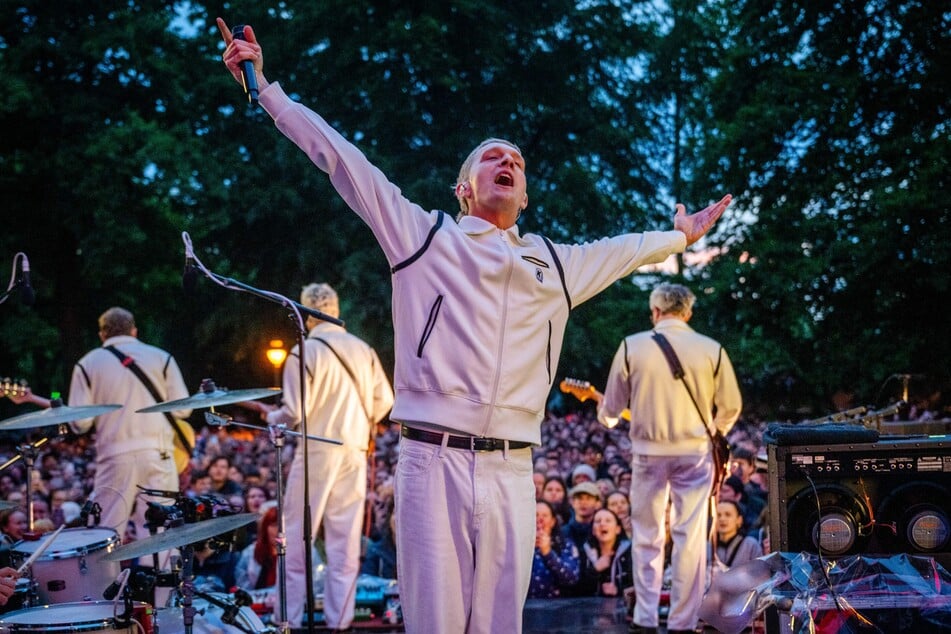 Die Chemnitzer Band Kraftklub trat am Mittwochabend in Chemnitz auf. Dabei kündigten sie ihr neues Album und eine große Konzert-Tour an.