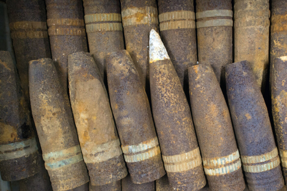 Granaten liegen in einer Kiste. Mehrere solcher Sprengkörper wurden im Allgäu gefunden. (Symbolbild)