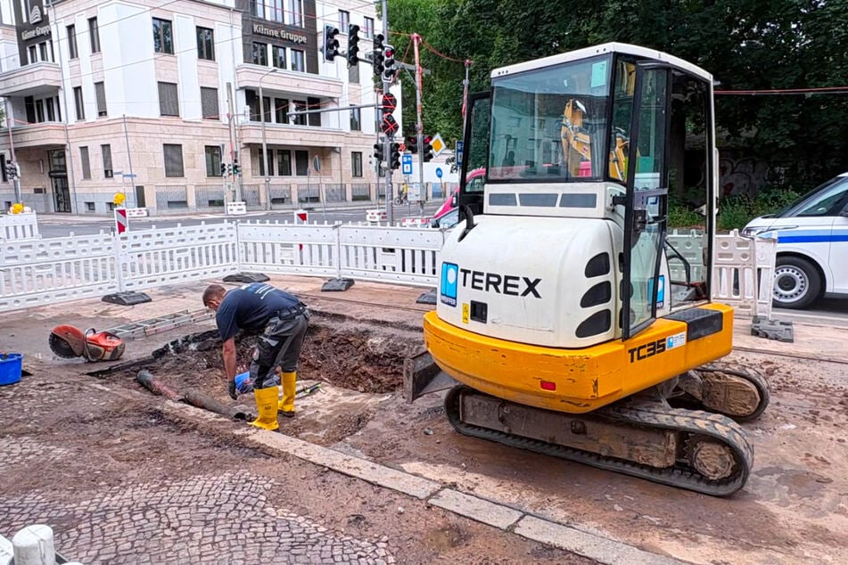 Arbeiter sind vor Ort, um den Schaden zu beheben.