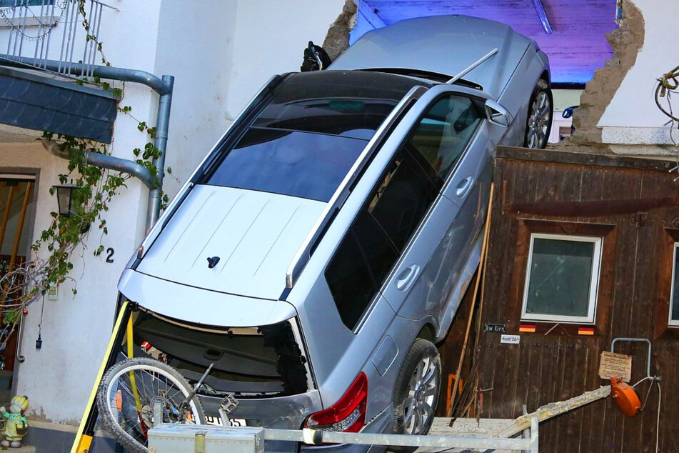 Fataler Fehler: Mercedes-Fahrer rauscht rückwärts durch Garagenwand!