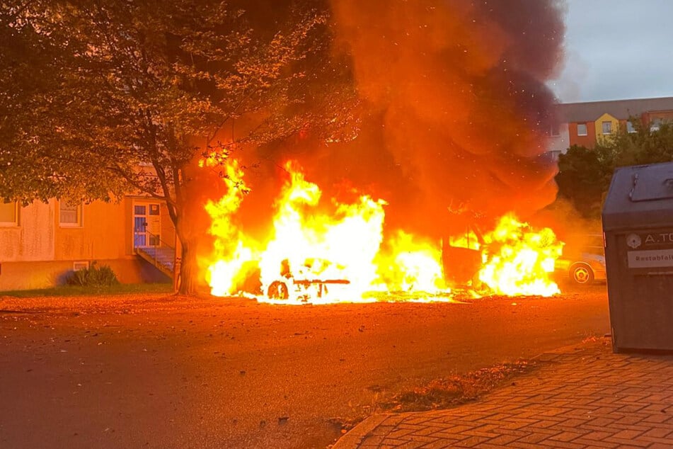 Wohnmobil lichterloh in Flammen: Sieben weitere Autos beschädigt