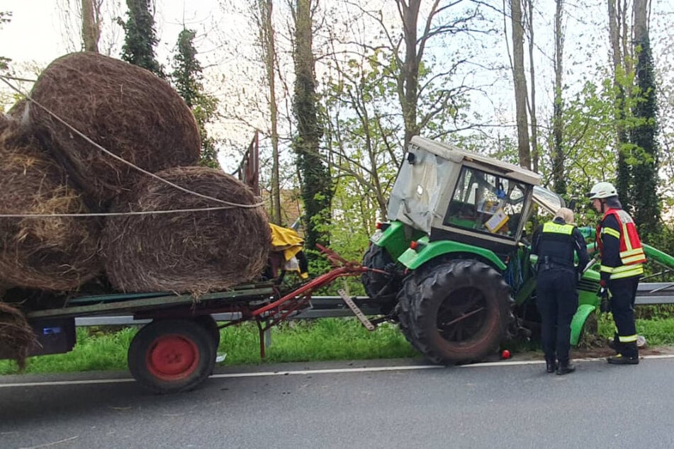 Der Motorradfahrer ist bei dem Zusammenstoß mit dem schwer beladenen Traktor tödlich verletzt worden. (Symbolfoto)