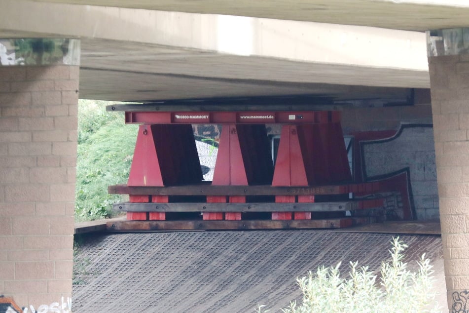 Mit solchen "Böcken" auf beiden Elbseiten soll die Brücke stabilisert werden.