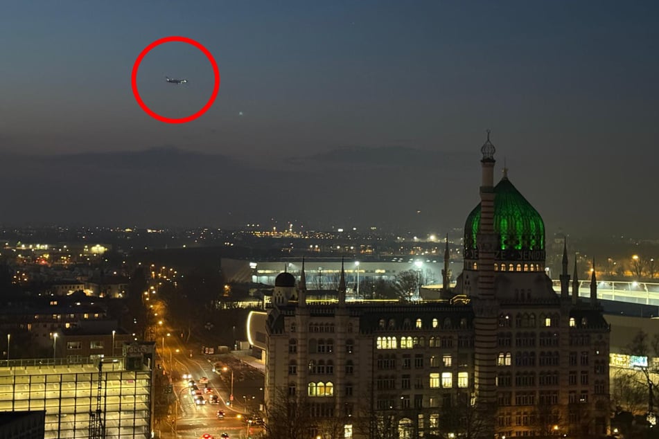 Das größte Passagierflugzeug der Welt überquerte am Abend von Südwesten kommend die Stadt.