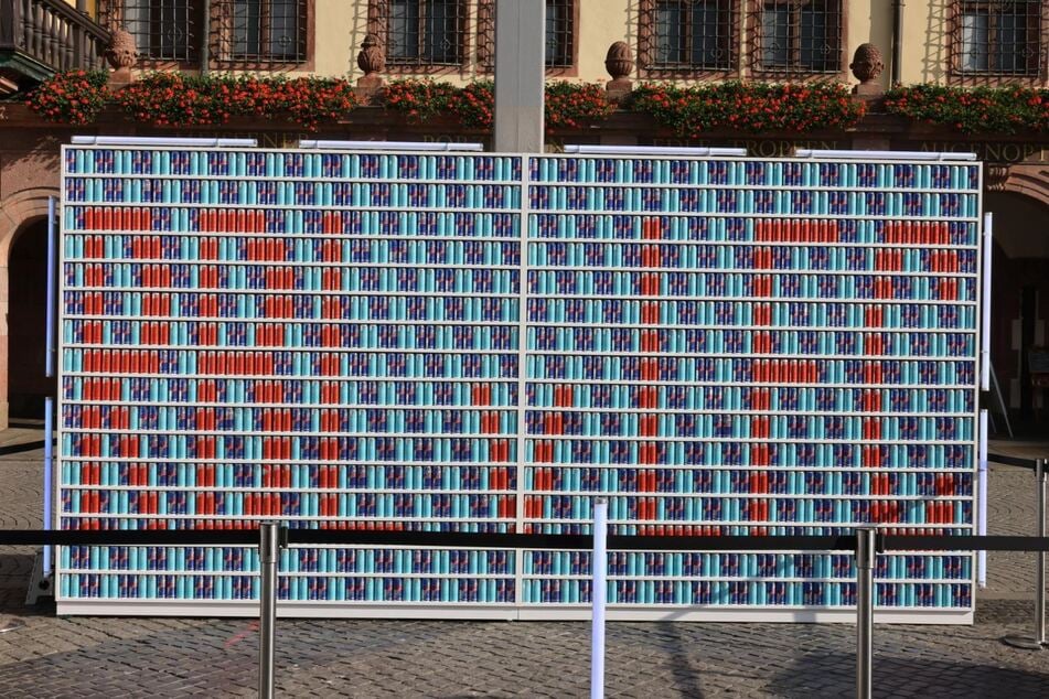 1500 Red-Bull-Dosen wurden auf dem Marktplatz platziert.