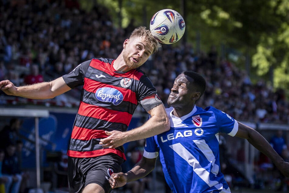 Luftduell-Sieger: Kölns Lars Dietz (29, l.) steigt höher als Gegenspieler Merveille Biankadi (30).
