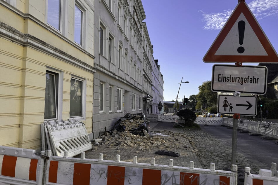 In Flensburg sind Teile der Fassade eines Mehrfamilienhauses heruntergestürzt.