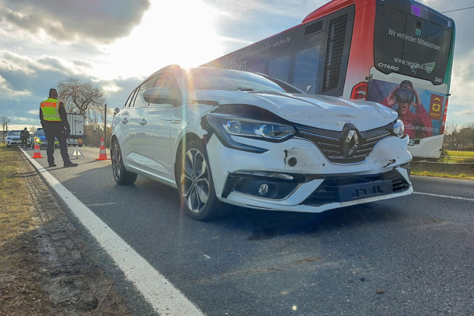 Der Renault war nach dem Unfall nicht mehr fahrbereit.