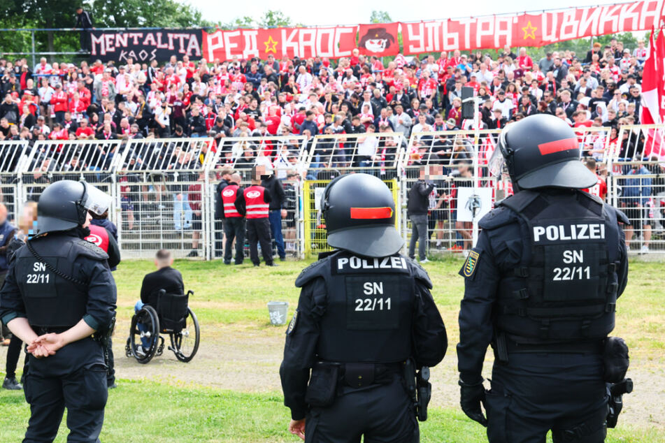 Polizei vor dem FSV-Fanblock.