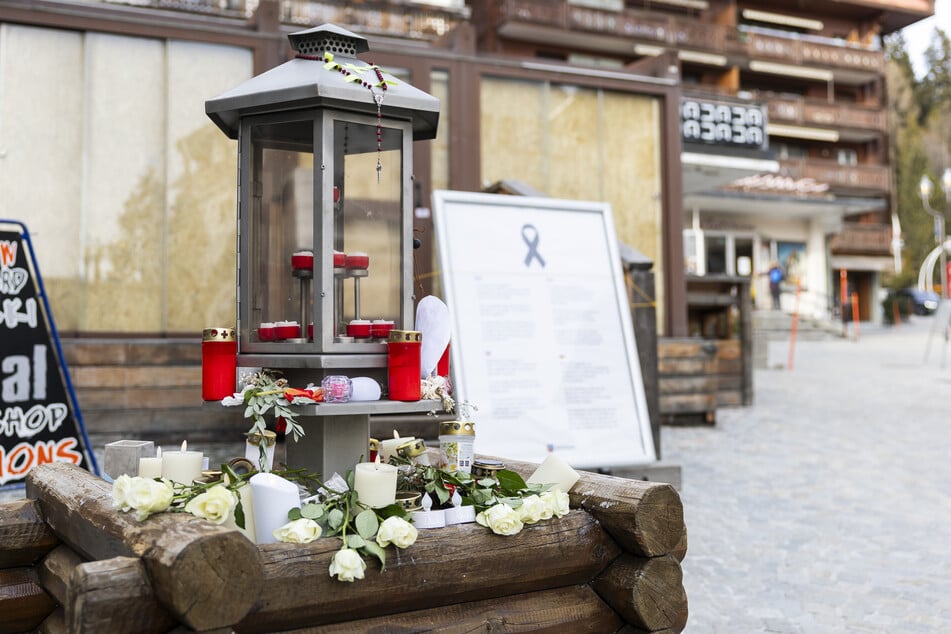 Die Familie zweier Schwerverletzter will nach der Brandkatastrophe von Crans-Montana eine Entschädigung in Millionenhöhe gezahlt bekommen.