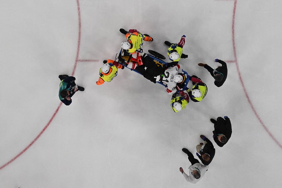 Kevin Fiala verletzte sich im Spiel gegen die Schweiz schwer am Unterschenkel.