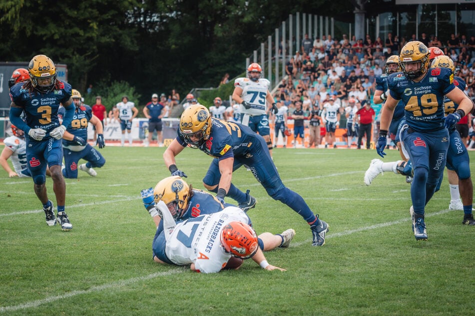 Ravensburg-Quarterback Broghean McGovern (v.) machte der Monarchs-Defense mitunter das Leben schwer.
