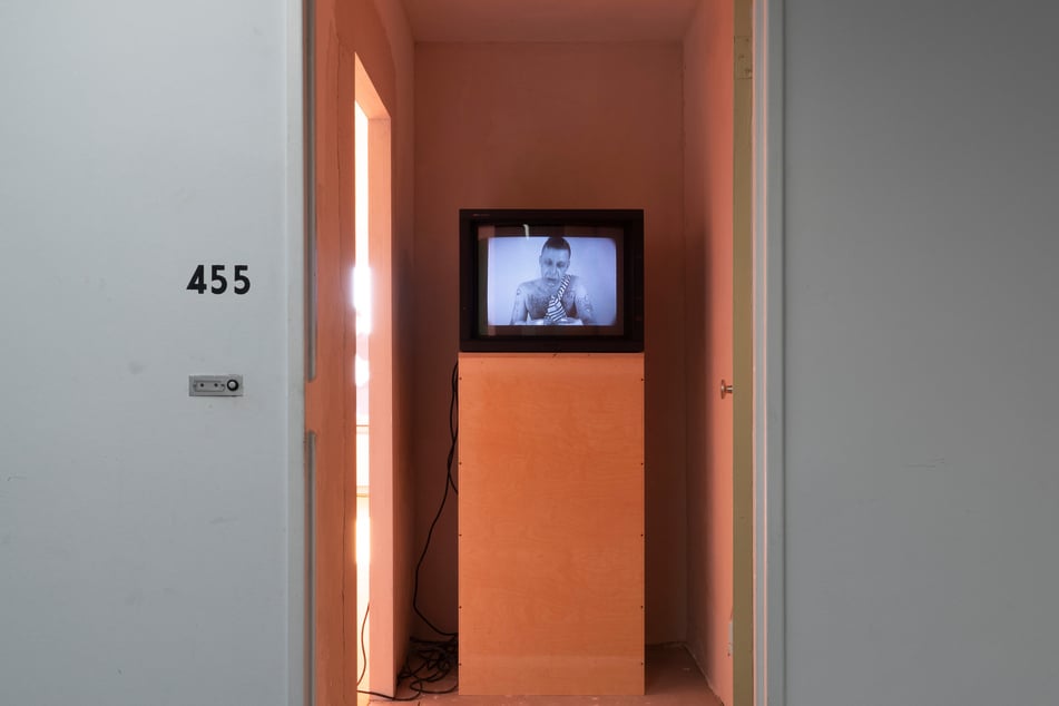 Wer die Wohnung betritt, wird von einer Videoarbeit empfangen.