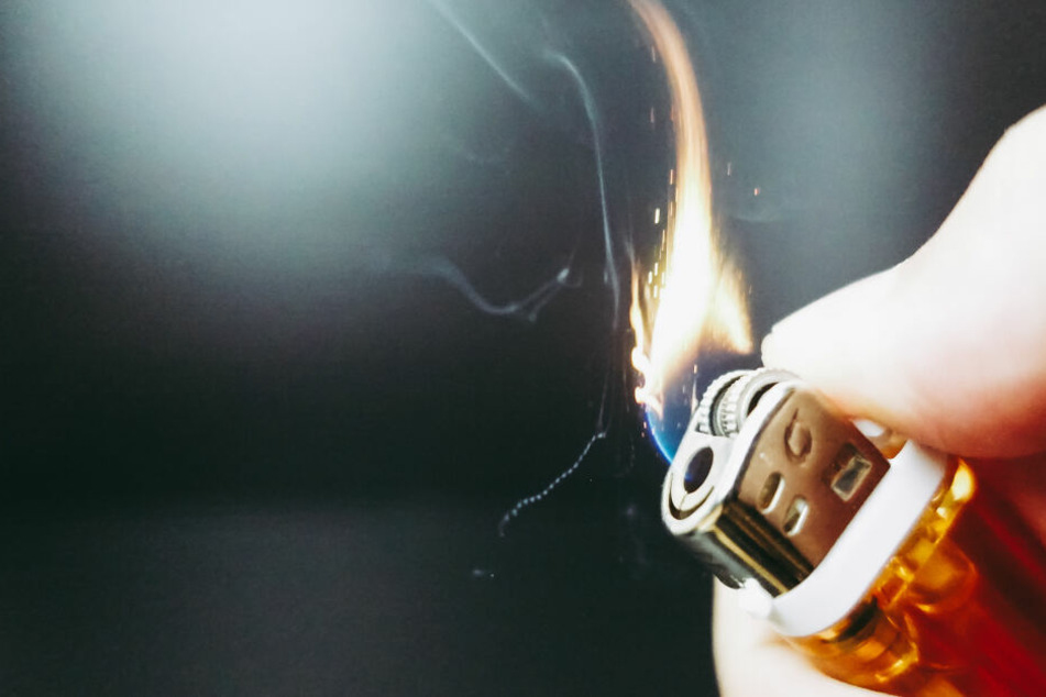 Ein 17 Jahre alter Jugendlicher hat in Sonneberg das T-Shirt eines 18-Jährigen mit Enteiserspray besprüht und mit einem Feuerzeug angezündet. (Symbolbild)